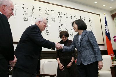 総統：対米と対中国大陸は同等に重視