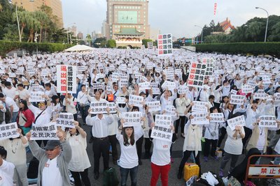 国民投票の条件緩和、与野党が合意