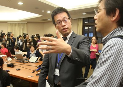 総統：金銭外交戦略繰り広げる必要なし
