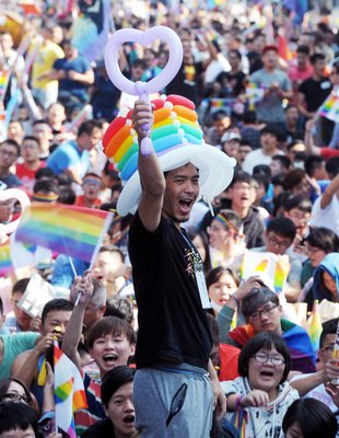 同性婚関連の法改正、最初の審議を通過