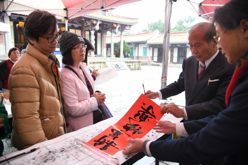 台北孔廟で恒例の「春聯」配布活動
