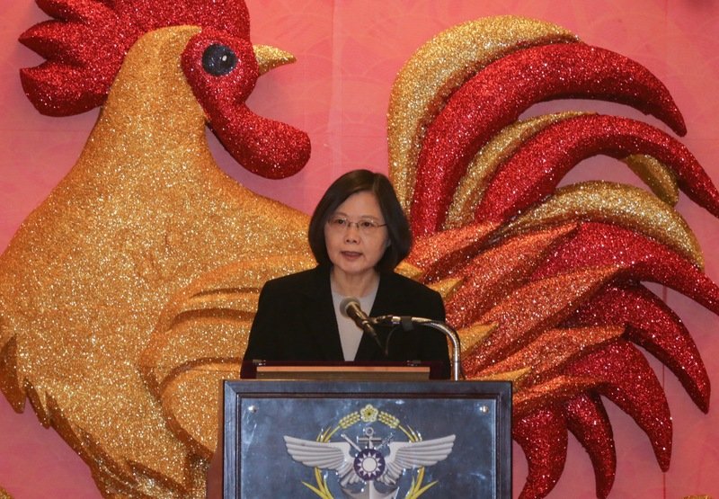 総統、中共空母への国軍の対応を評価