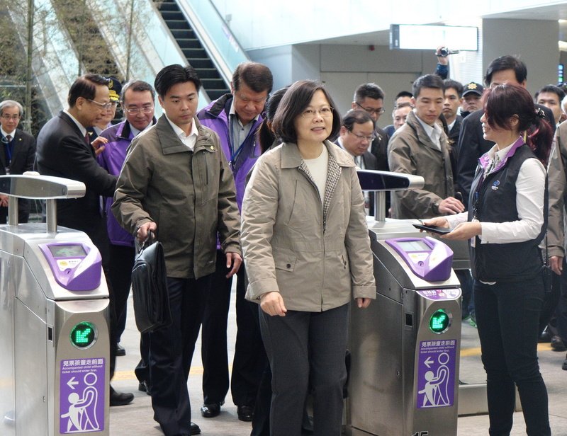 蔡・総統が空港MRTに試乗、満足示す