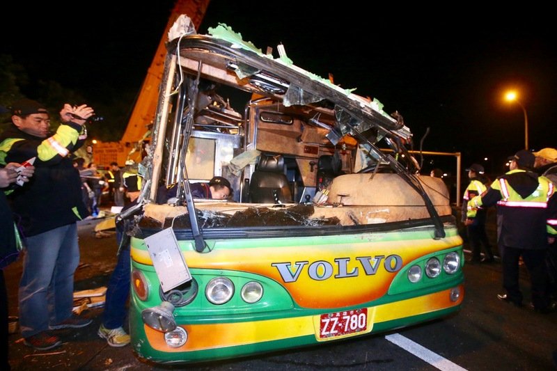 遊覧バスが高速道路から転落、32人死亡
