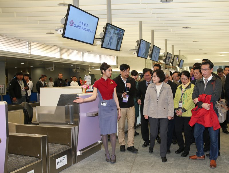 桃園空港MRT、台北駅でチェックイン