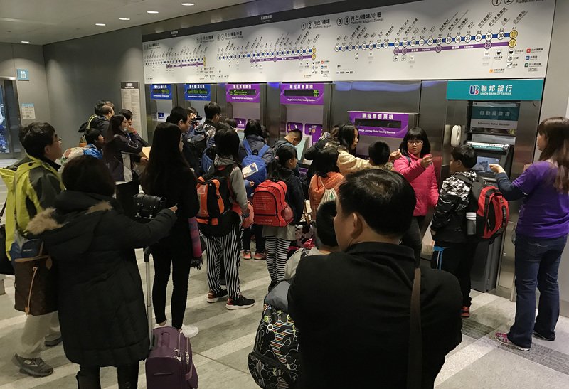 桃園メトロ、通信異常で開業後初の遅れ