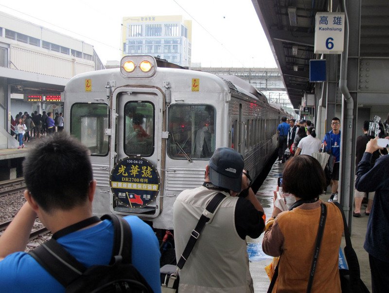 台鉄「光華号」のDR2700が復活運転