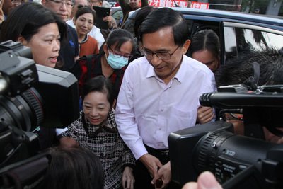 陳水扁・元総統、無断での活動が物議