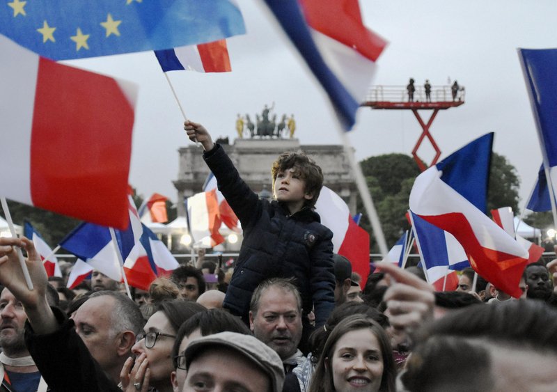 外交部、当選の仏マクロン氏を祝福