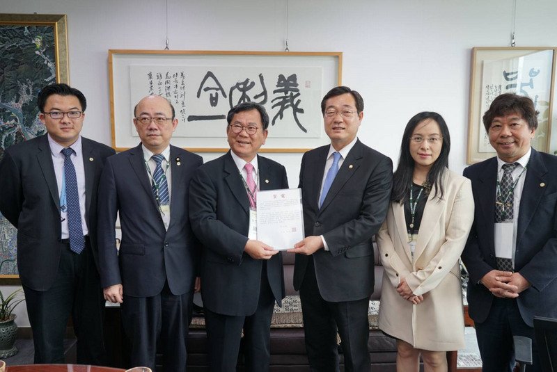 民進党、文在寅氏の所属政党を祝賀訪問