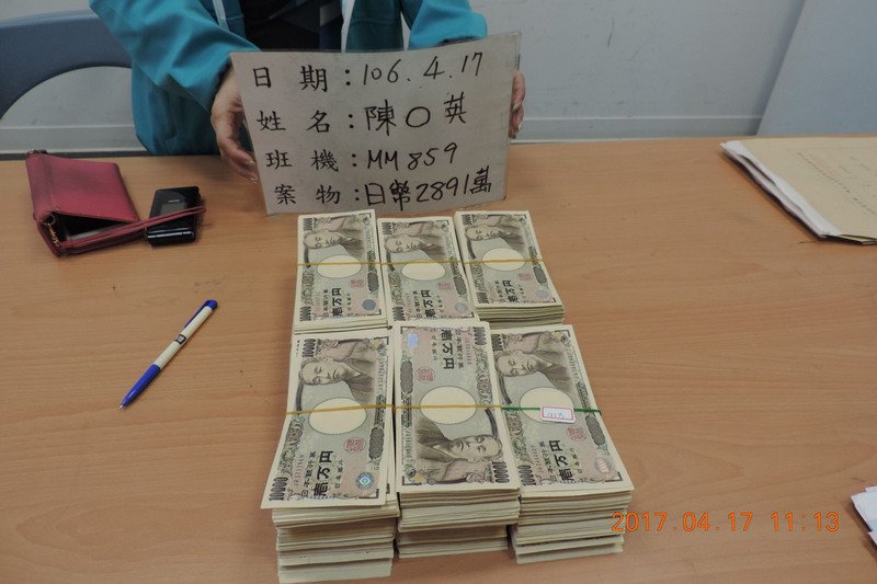出入国時の限度額以上の持出、持込27件