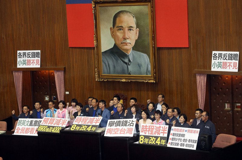 インフラ計画、与野党譲歩で可決の見通し