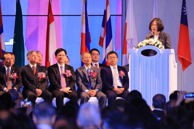 蔡・総統、台湾企業の海外発展を激励