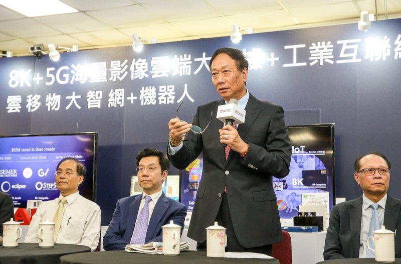 郭台銘氏、投資で米大統領と記者会見