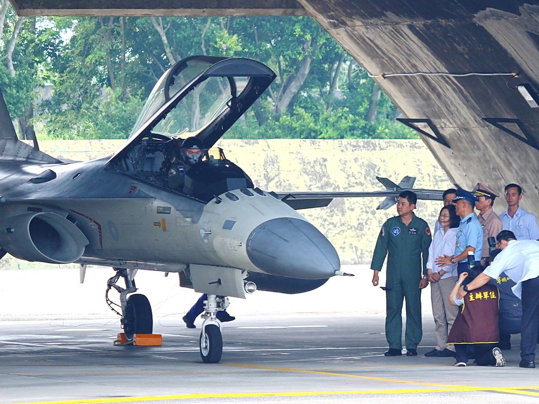蔡総統が称賛、空軍の中共軍機への対応に