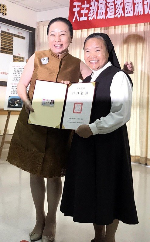 アジア人初、比修道女が特殊貢献で帰化