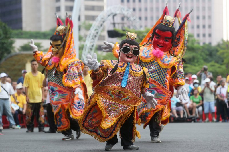 台北ユニバ開幕控え、3万人がパレード