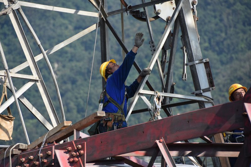 送電鉄塔復旧、電力危機ひとまず解消