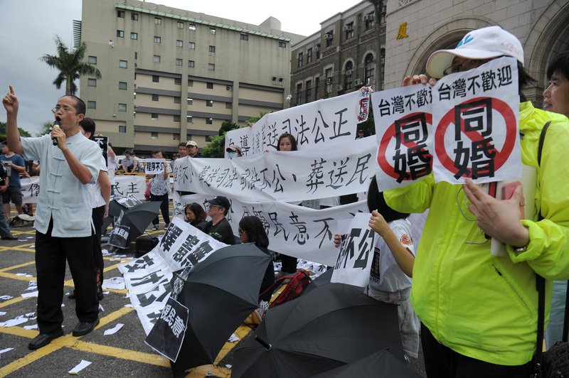 同性婚の憲法解釈、反対団体が請願を提出