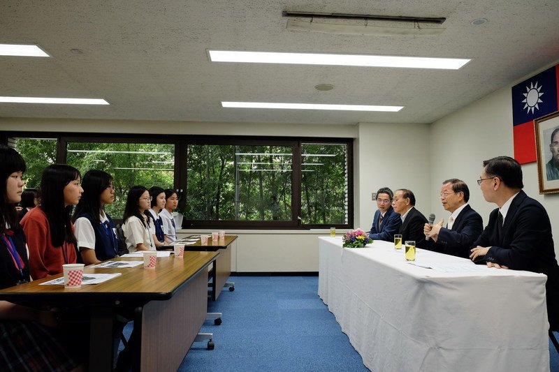 駐日代表、日本留学の高校生を激励