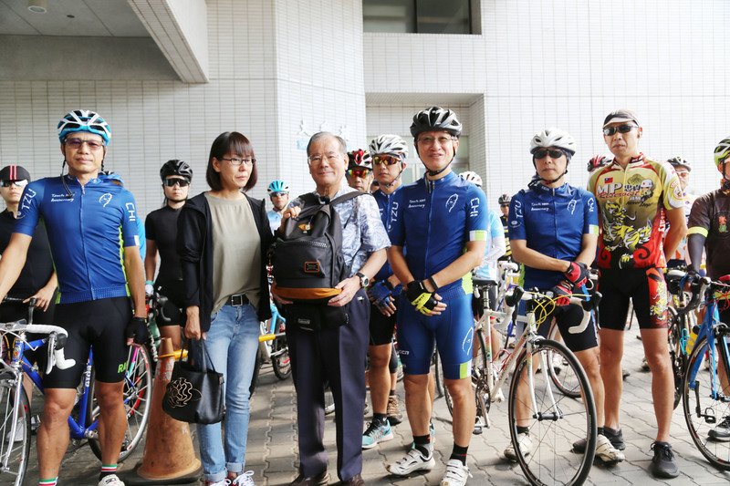 事故死の日本人男性、「車友」が見送る