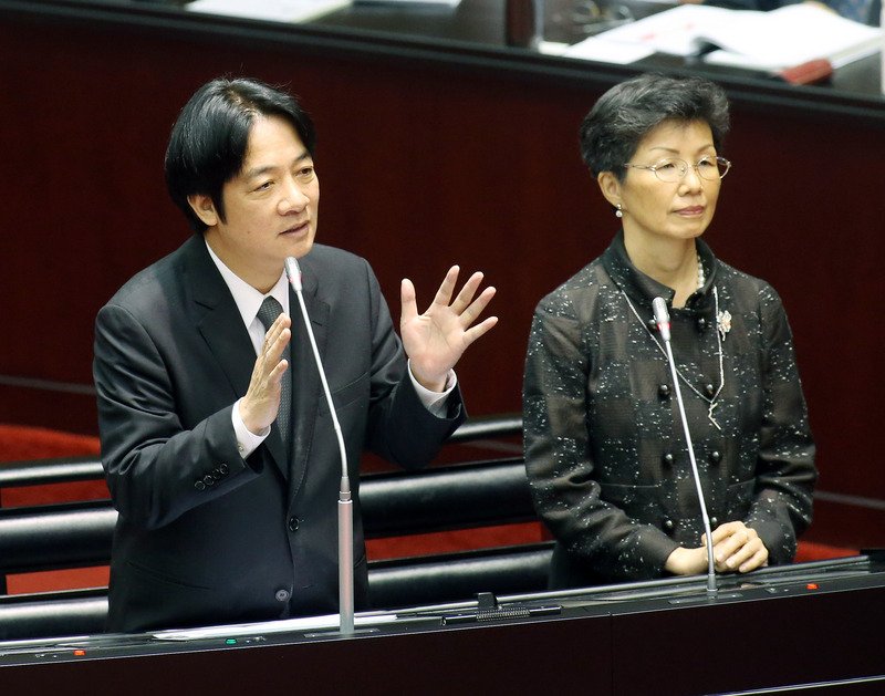 行政院長、「六つの決意不変」と応じる