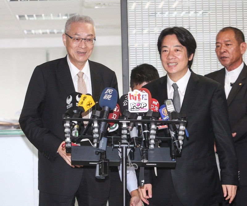 頼・行政院長が国民党主席に教え請う