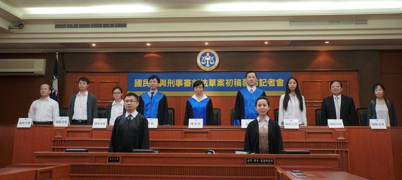国民裁判員制度草案、対象は23歳以上