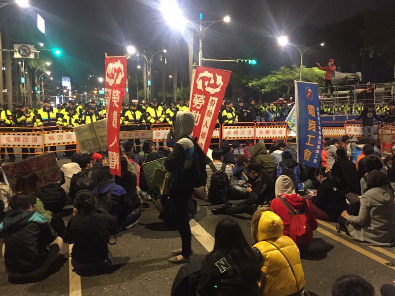 労働基準法改正草案、最初の審議通過