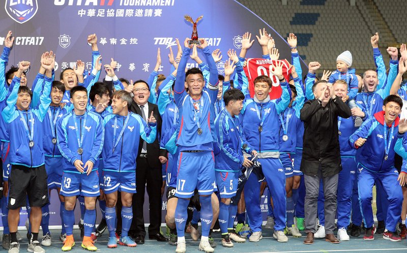 男子サッカー招待試合で優勝