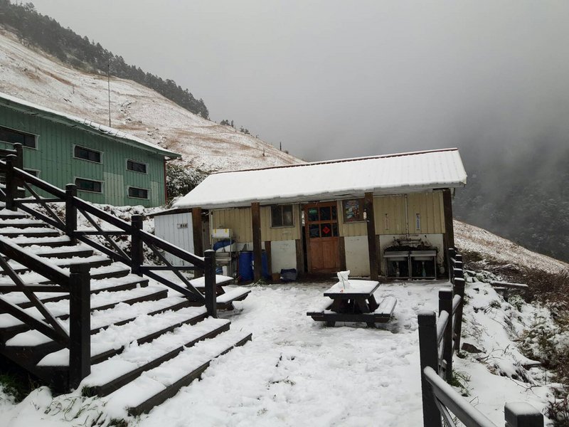 雪山、合歓山で今年初めての雪