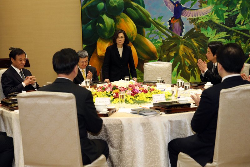 総統が五院院長と会食、「相互尊重を」