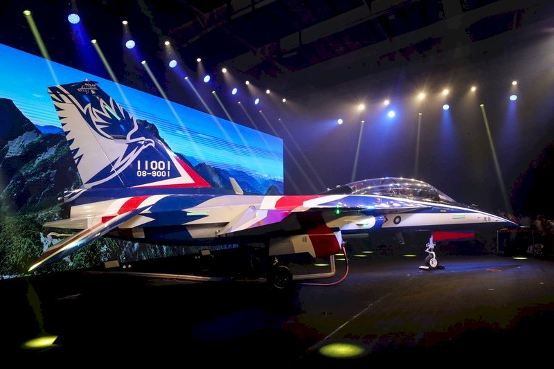 国産の新型訓練機「勇鷹」、初公開