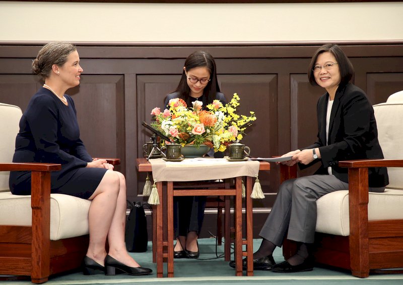 蔡・総統、米次官補代理表敬訪問受ける