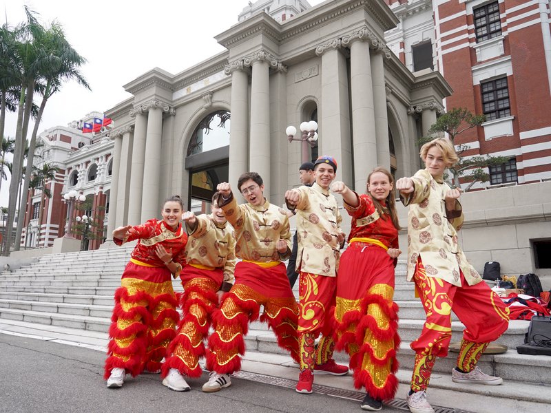 元旦の国旗掲揚、留学生が獅子舞を披露