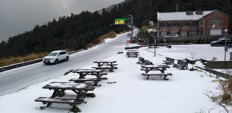 中部・合歓山で初雪、積雪10センチ