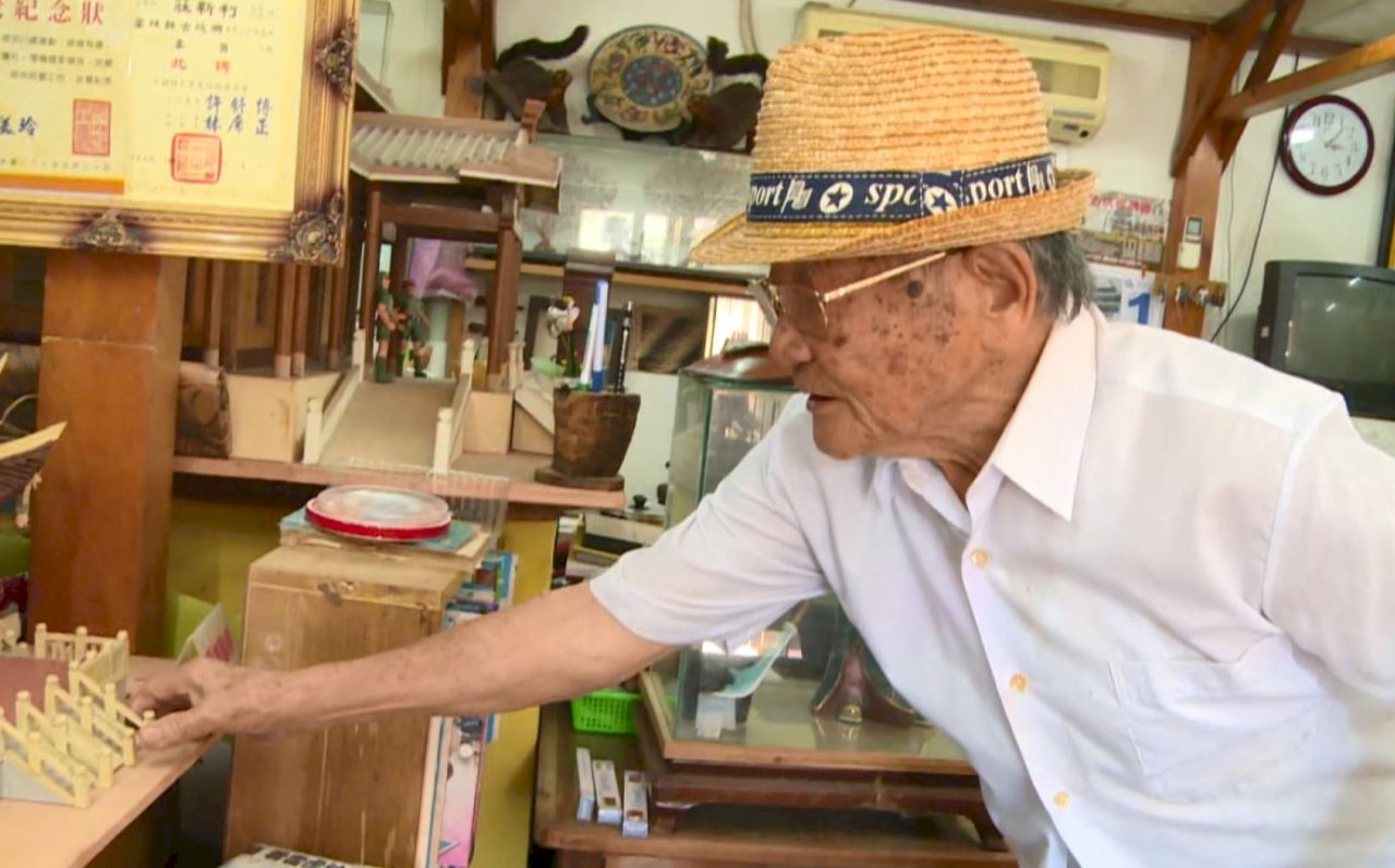88歳達人、旅の思い出を建築模型に