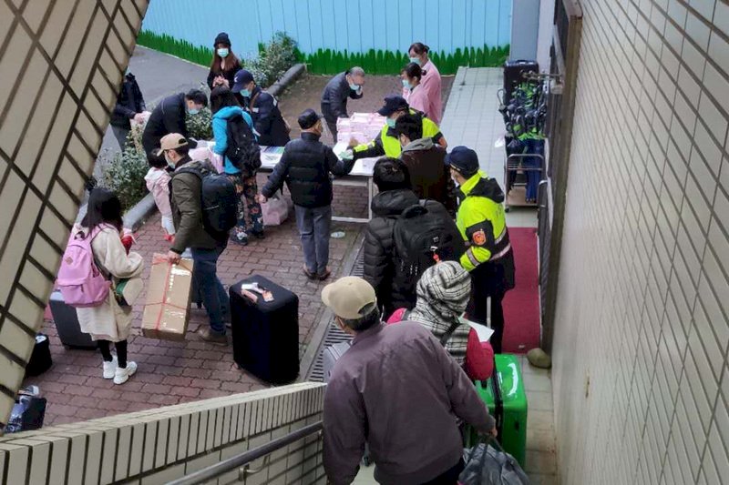 チャーター機第一便242人、18日隔離解除
