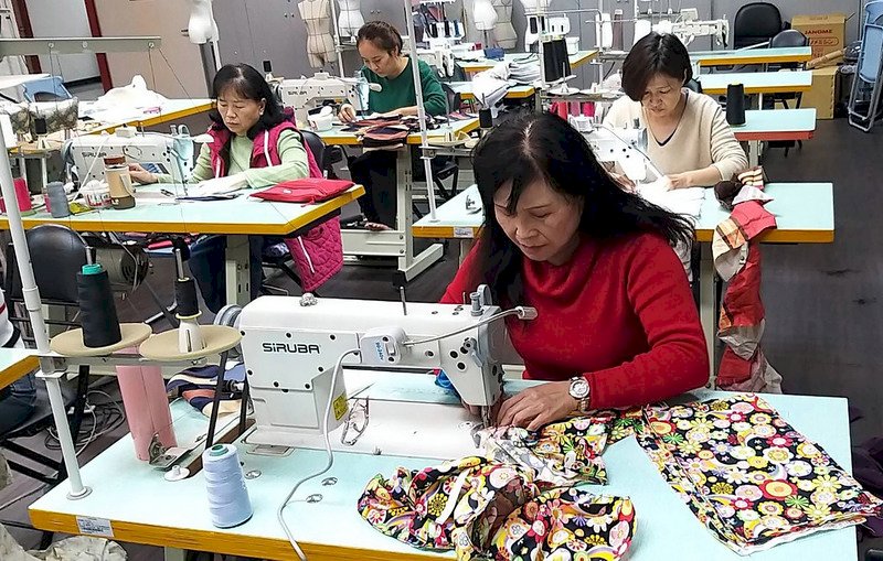 マスクが品薄、布製カバーが人気商品に