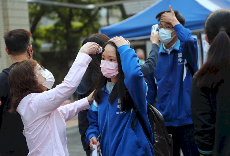 2000人の体温測定15分で完了、各校防疫準備万端