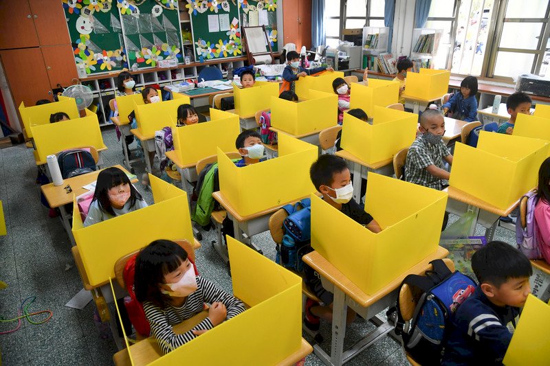 高校以下新学期開始！飛沫感染防止に特製板