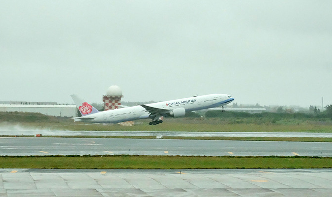 中華航空機10人新型コロナに感染、327人在宅隔離に