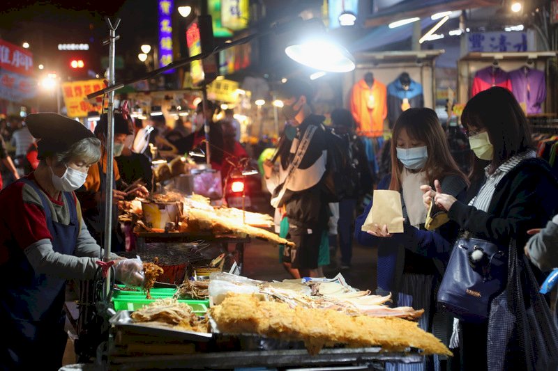 台湾、景勝地・夜市で人数制限とマスク着用実施