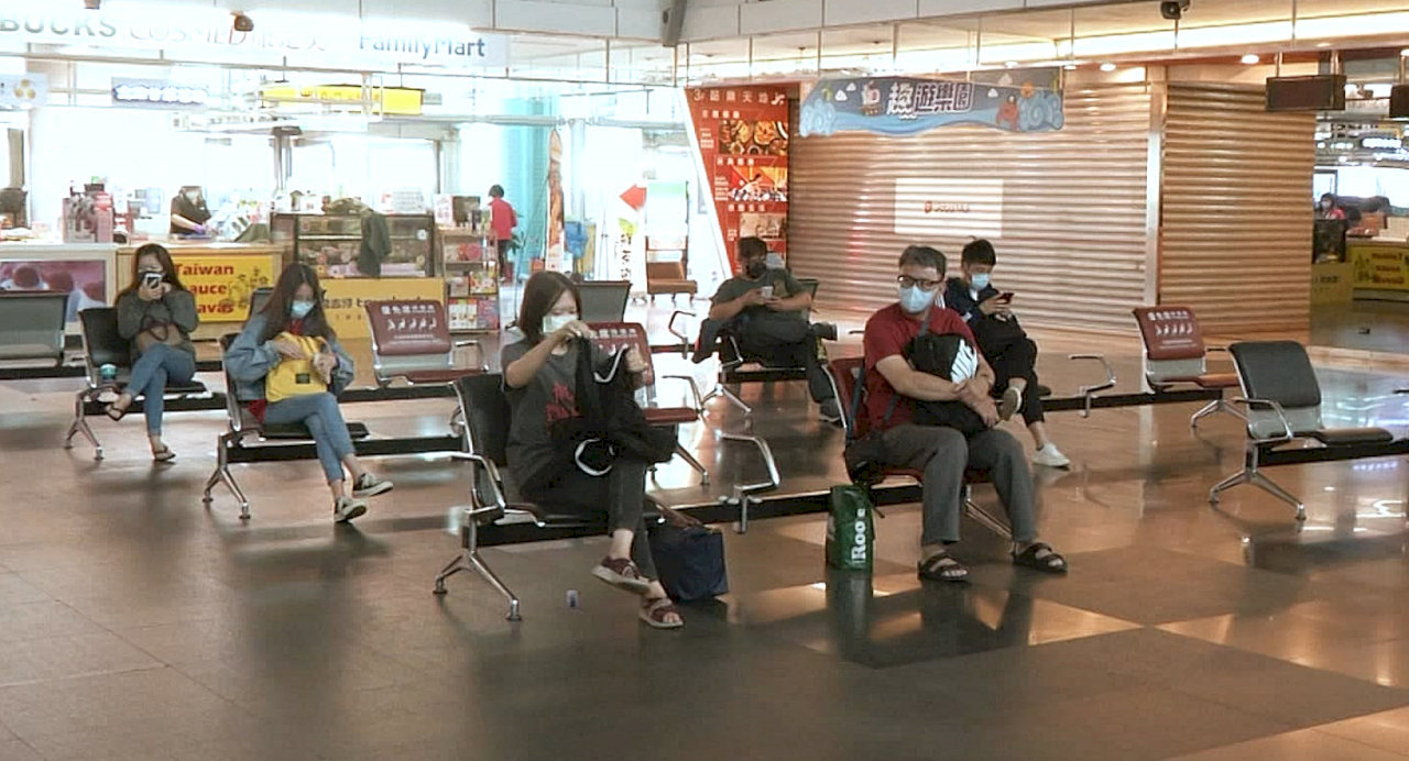 台鉄新左営駅、ベンチ外しで社会的距離を確保