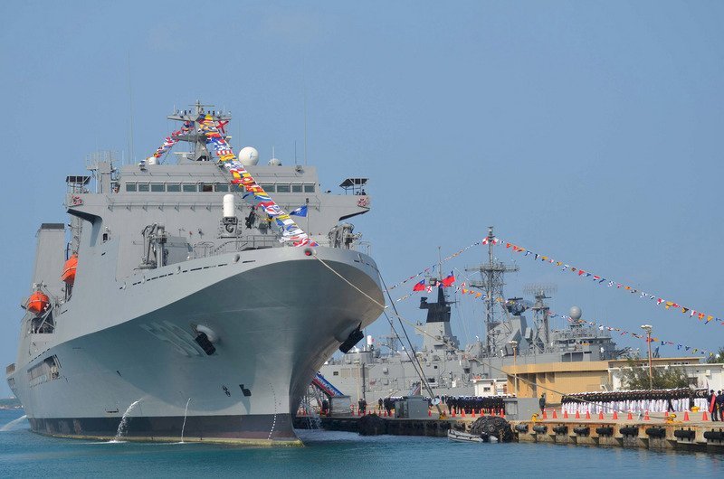 軍艦集団感染拡大、377人中30人感染確認