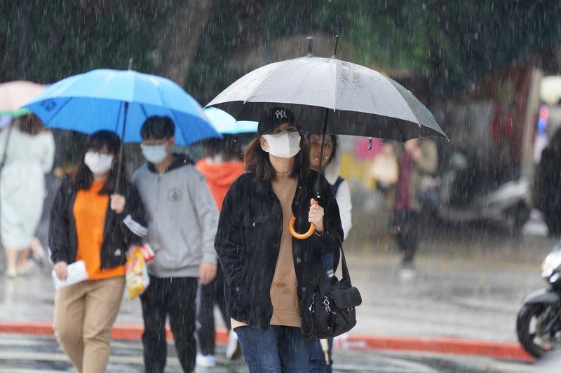 梅雨前線接近、12県・市に豪雨・大雨注意報