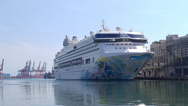 コロナ禍後アジア初、豪華客船離島巡る旅楽しむ