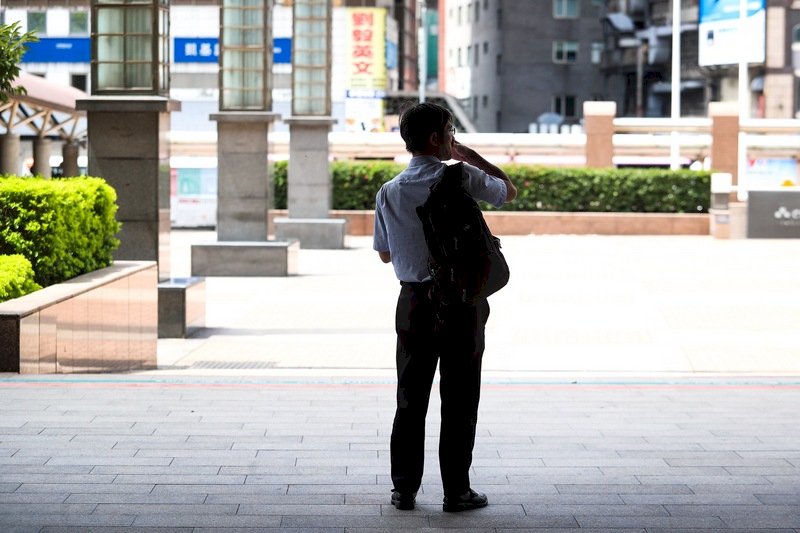 無給休暇が再び増加、製造業で最も深刻