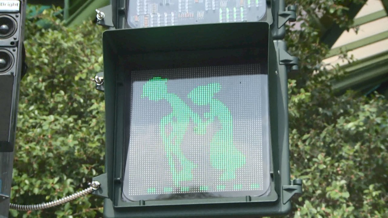 宜蘭駅前に年配版“小緑人”、歌と共に交通安全呼びかけ