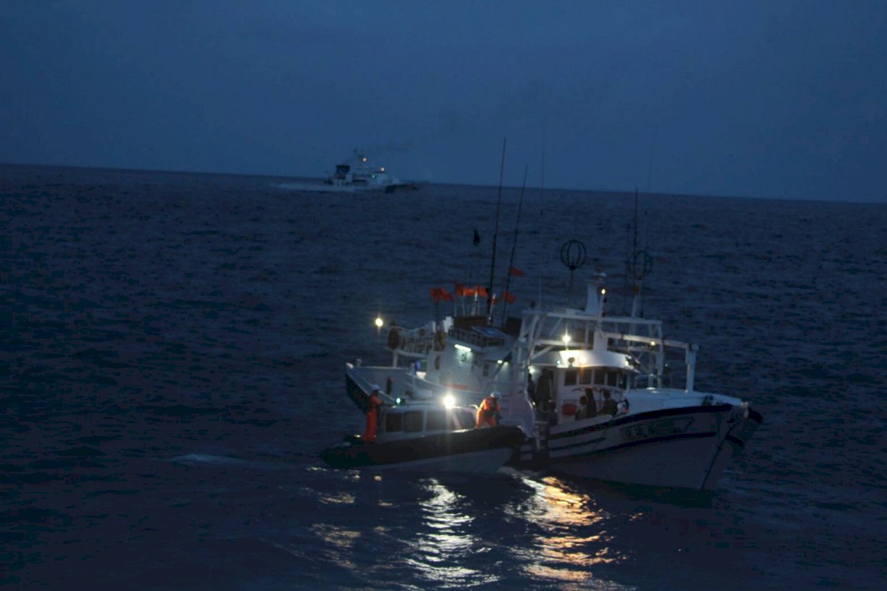 「釣魚台」（尖閣諸島）海域、台湾漁船が日本の巡視船と衝突し破損